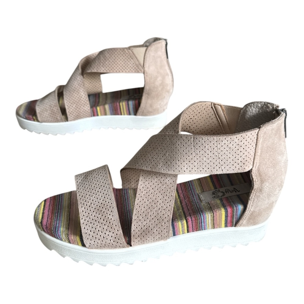 Very G Allie Strappy Wedge Sandal in Cream woman size9
